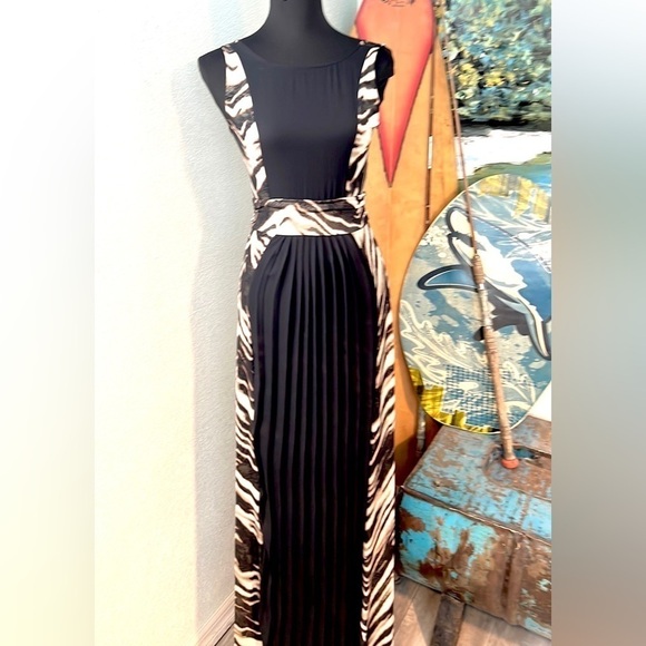Luz, Luxury Clothier, Made in Mexico, Absolute Gorgeous, High Side Slits, Unique - Picture 4 of 16